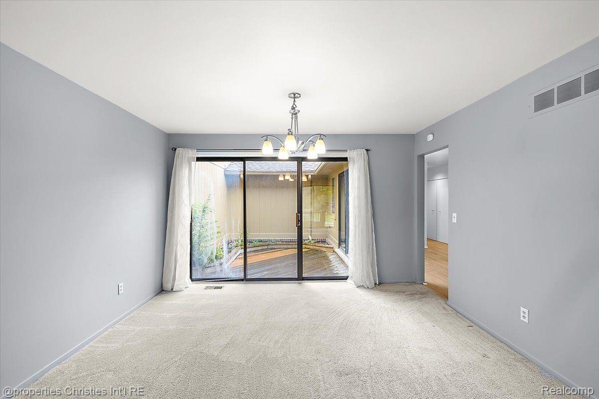 1806 S Hill Boulevard