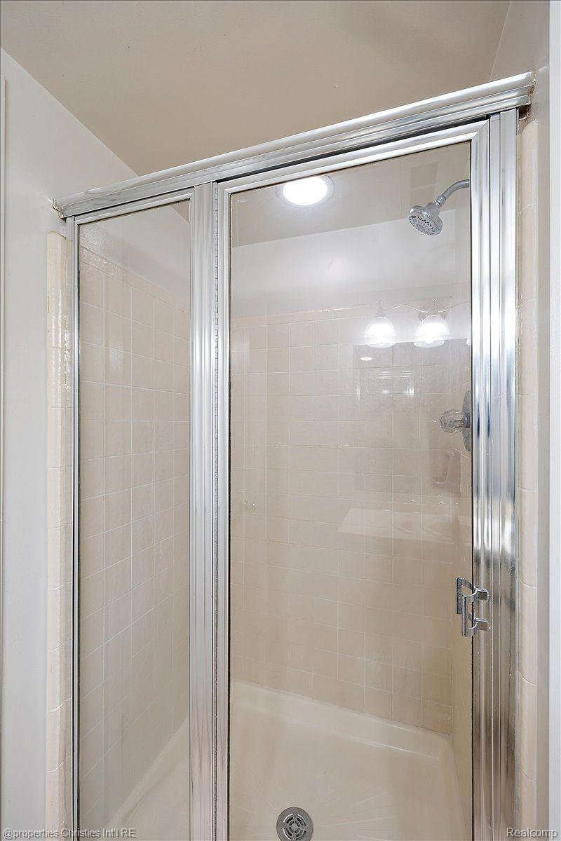 1806 S Hill Boulevard