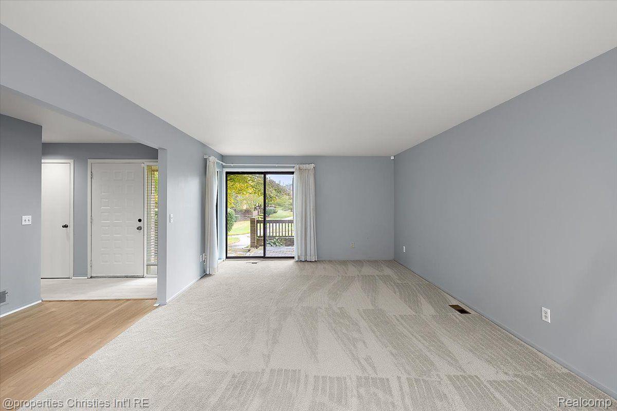 1806 S Hill Boulevard