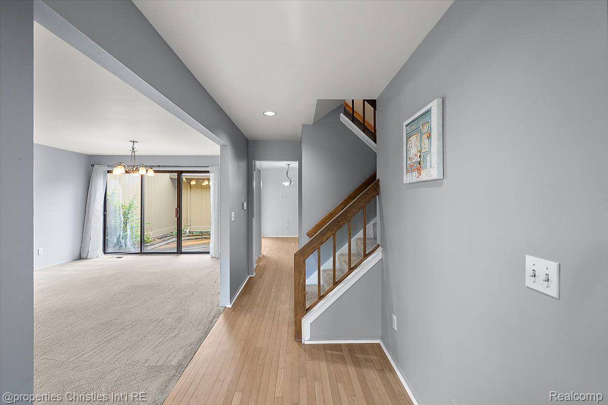 1806 S Hill Boulevard