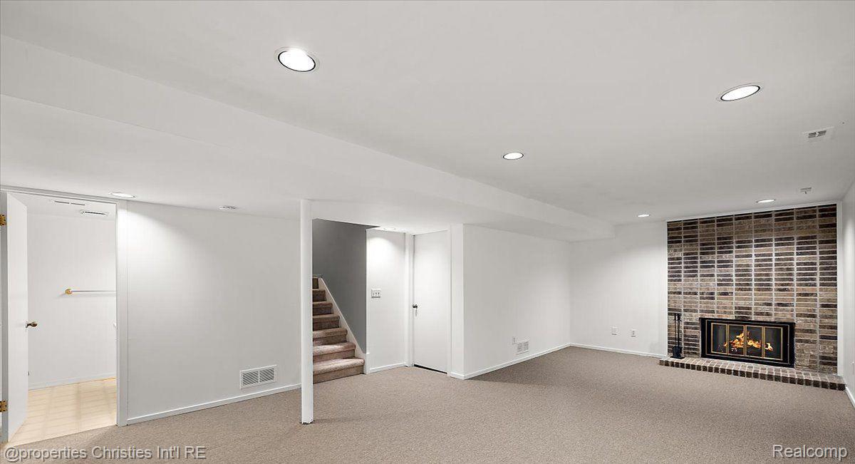 1806 S Hill Boulevard