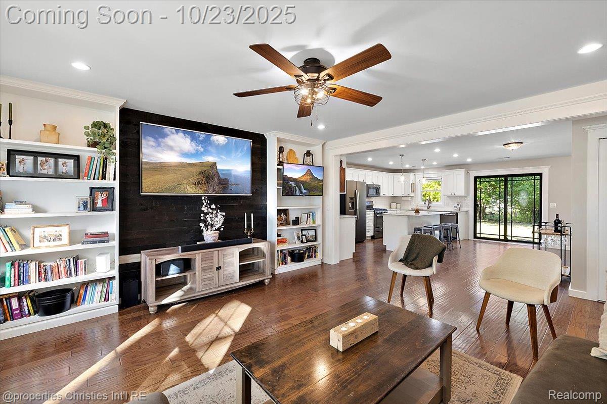 26652 Groveland Street