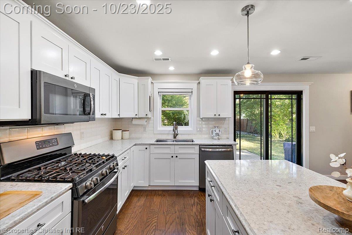 26652 Groveland Street