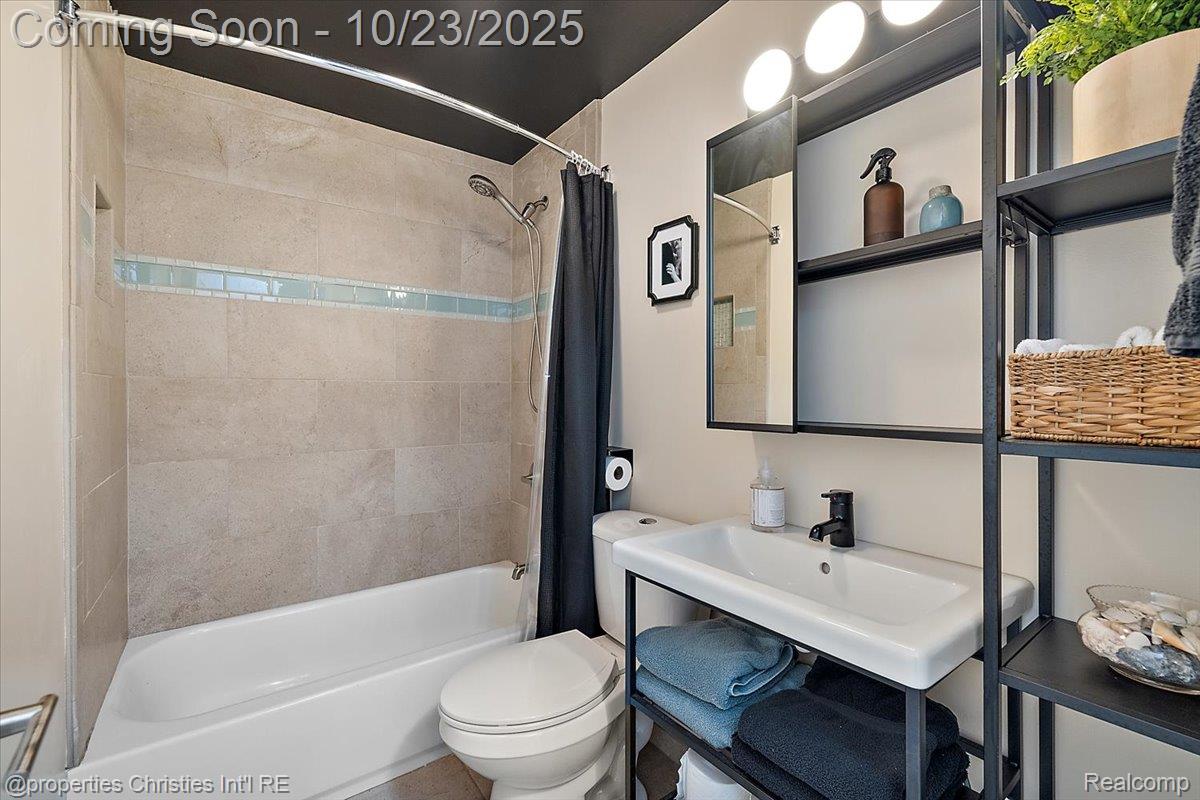 26652 Groveland Street