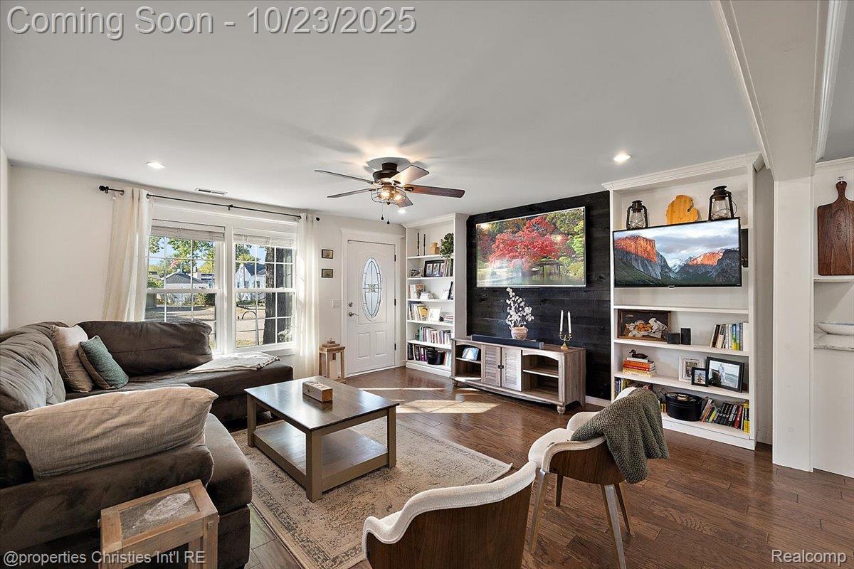 26652 Groveland Street