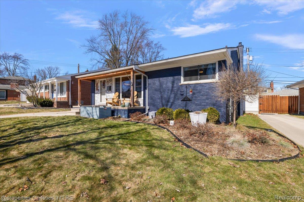 816 W Baker Avenue