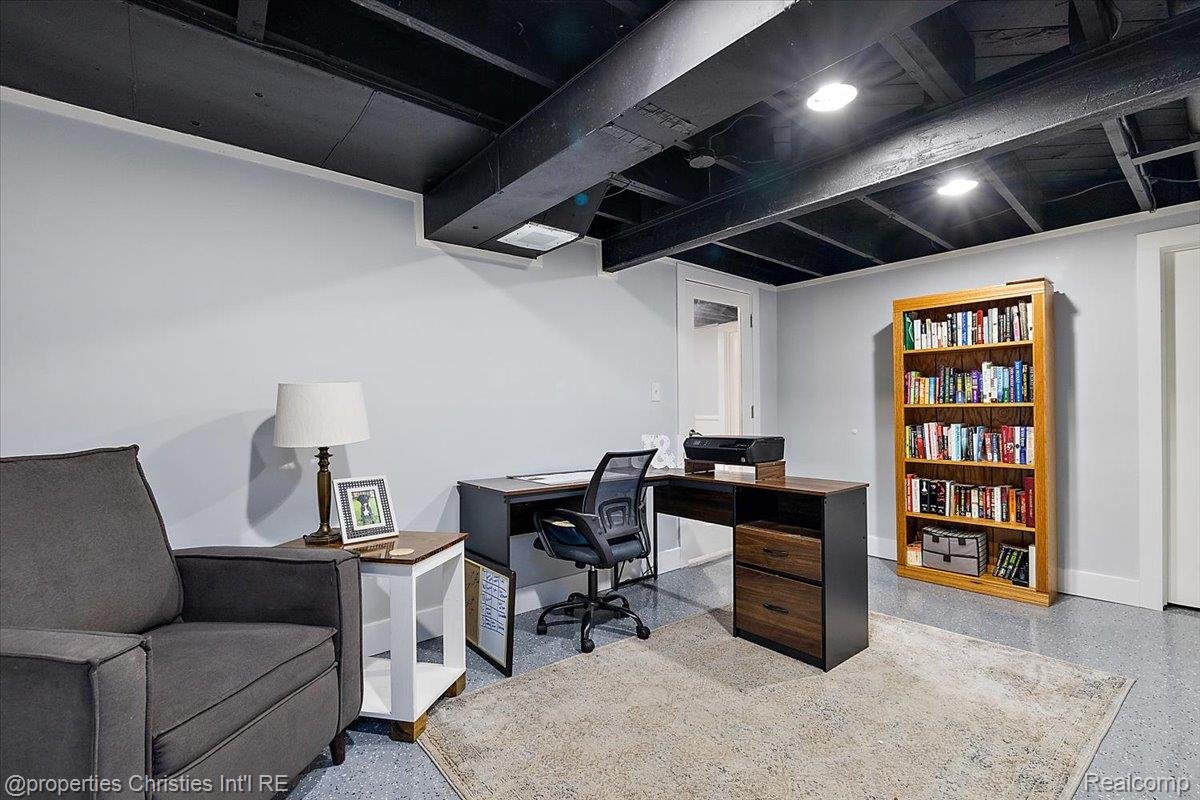 816 W Baker Avenue