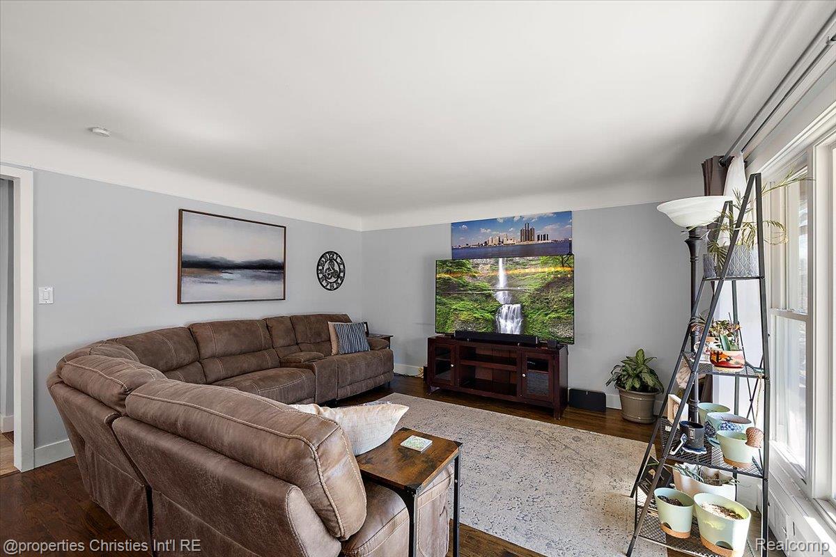 816 W Baker Avenue