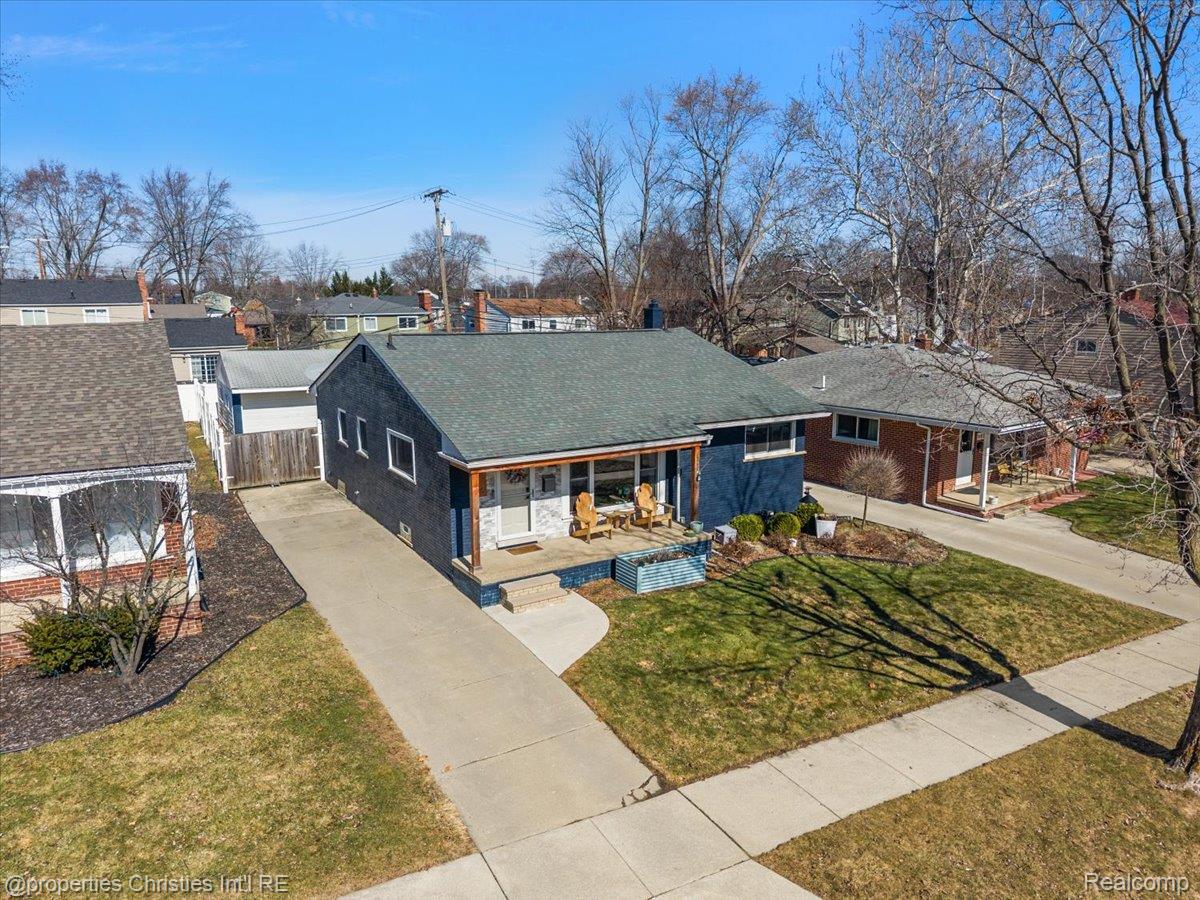 816 W Baker Avenue