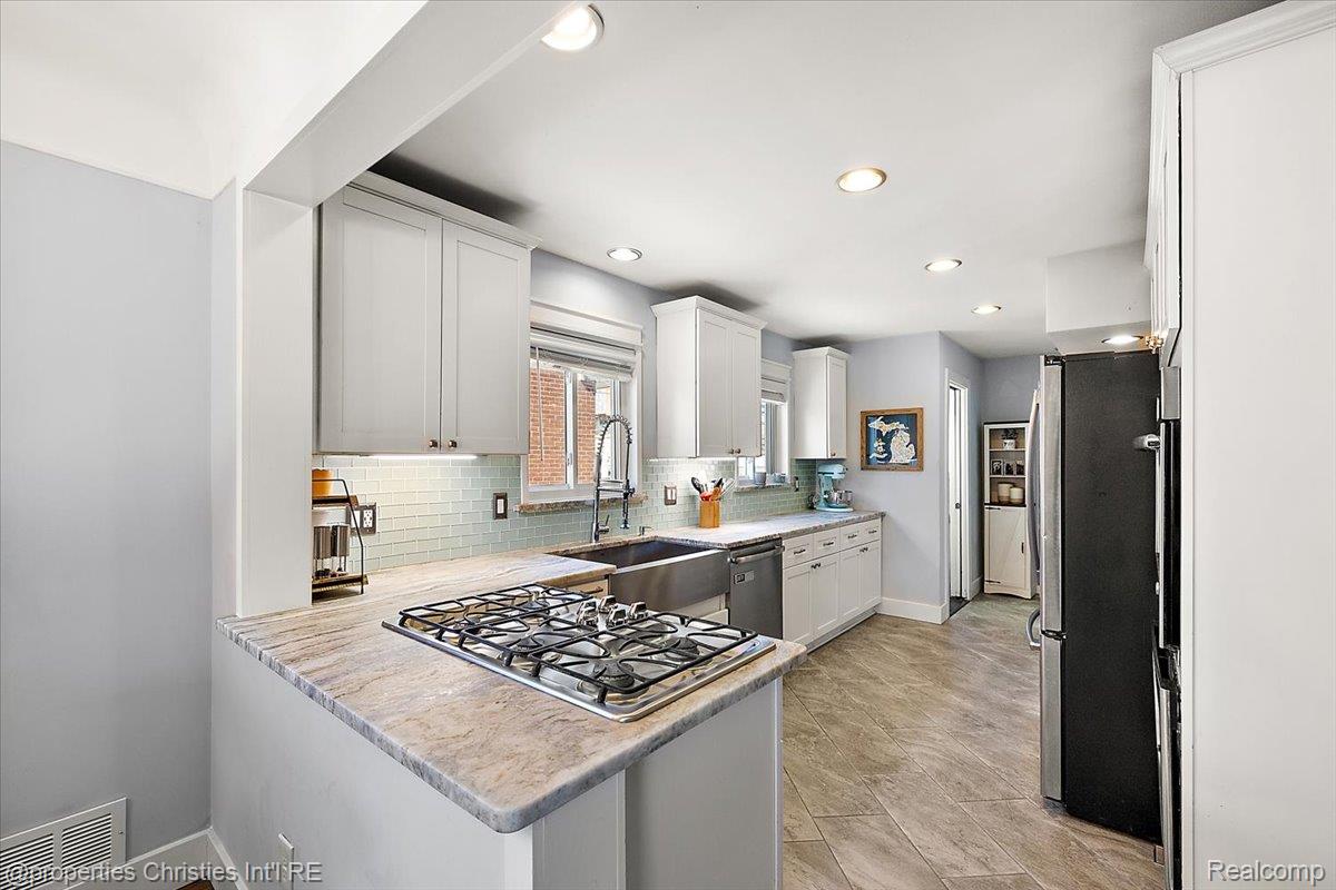 816 W Baker Avenue