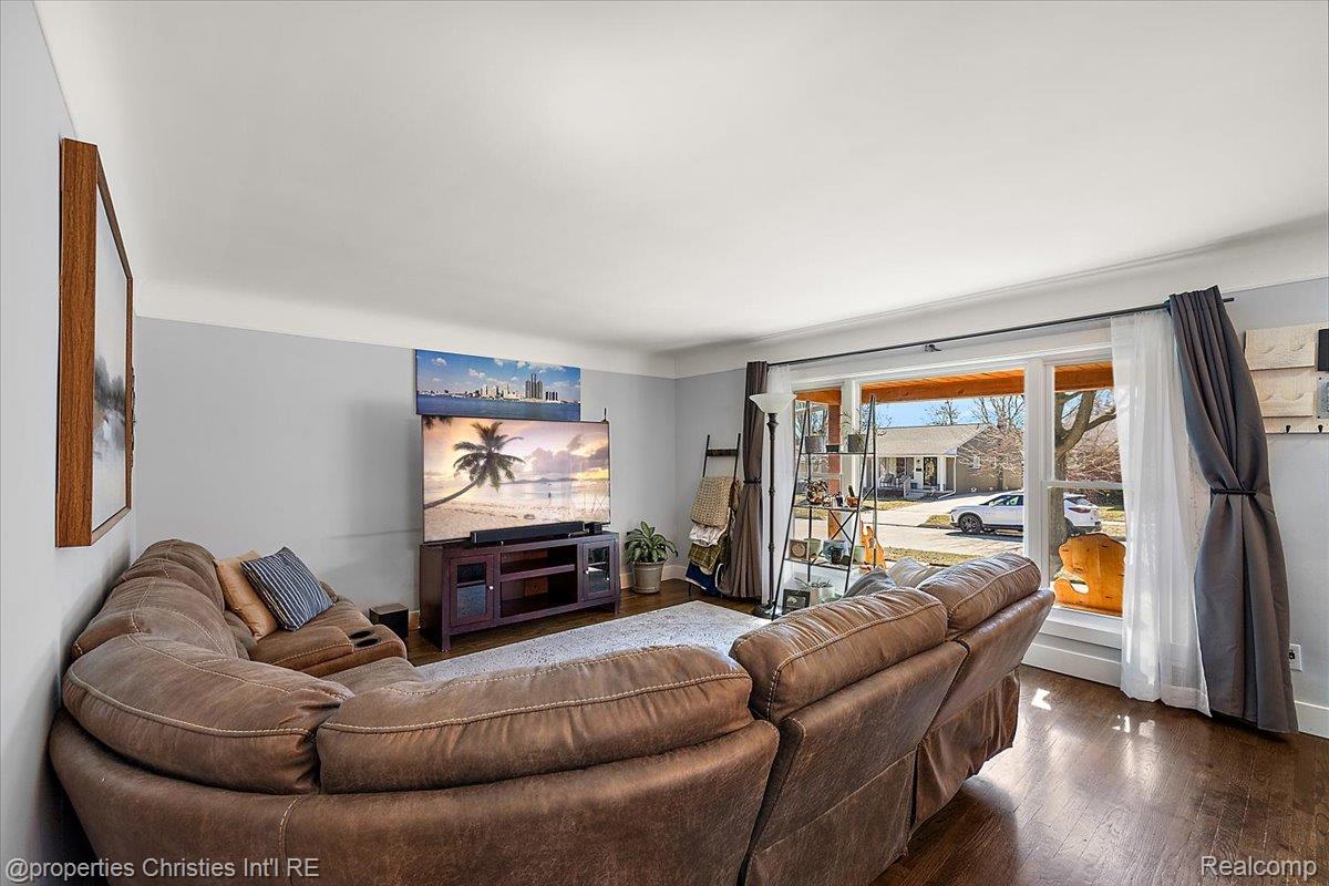 816 W Baker Avenue