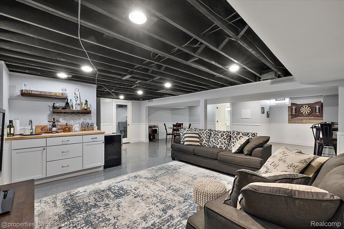 816 W Baker Avenue
