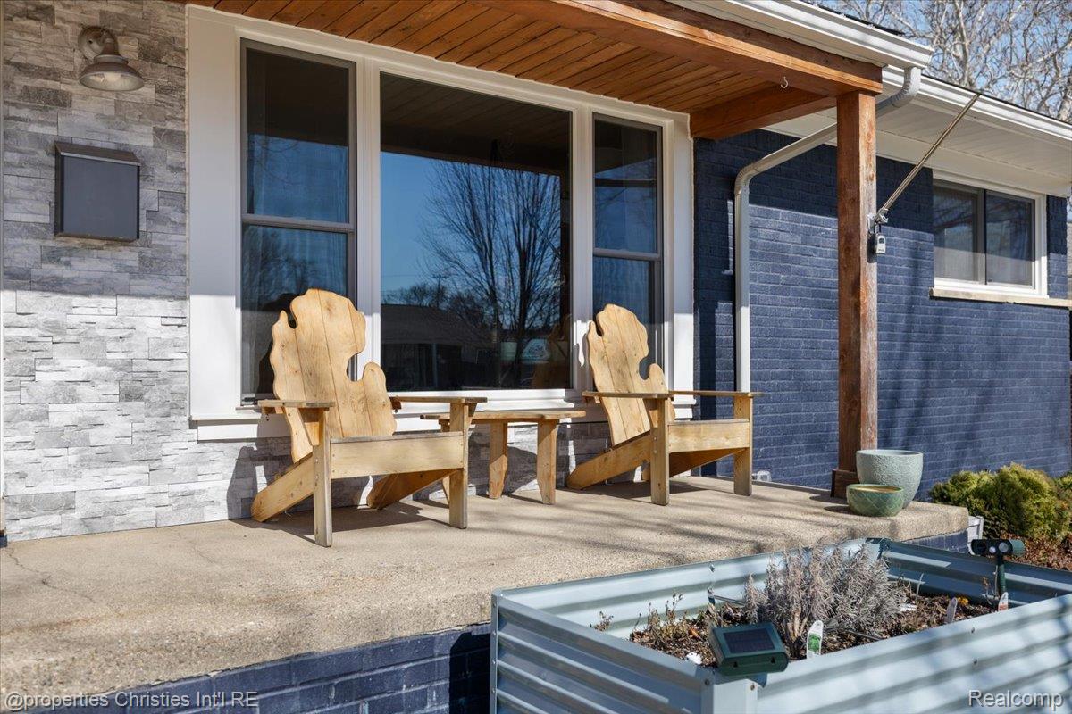 816 W Baker Avenue
