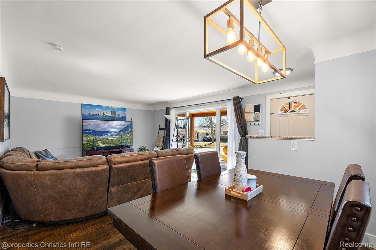 816 W Baker Avenue