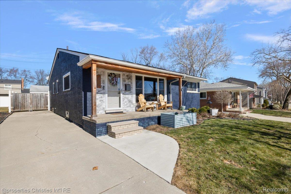 816 W Baker Avenue