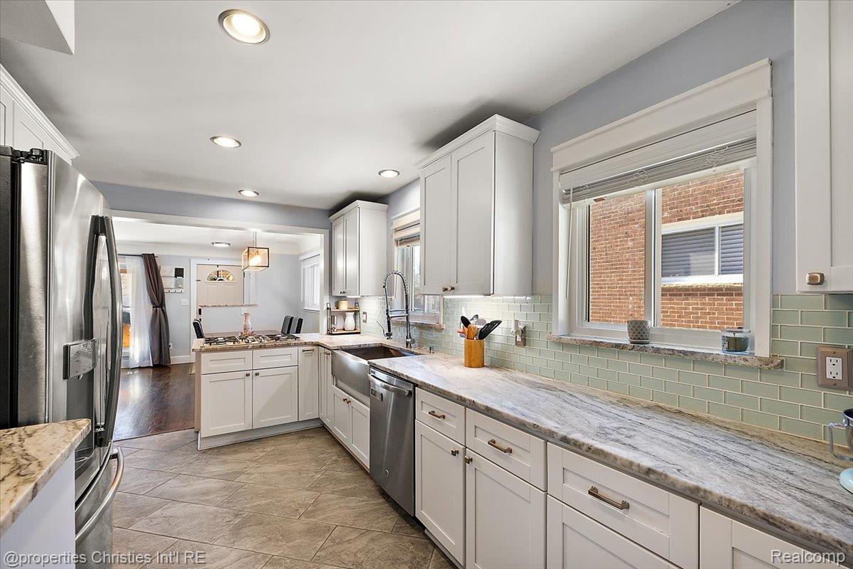 816 W Baker Avenue