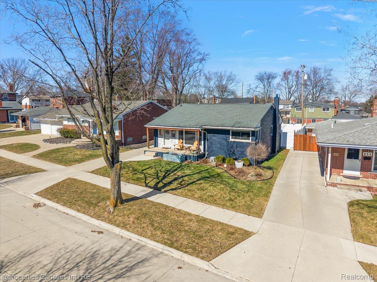 816 W Baker Avenue