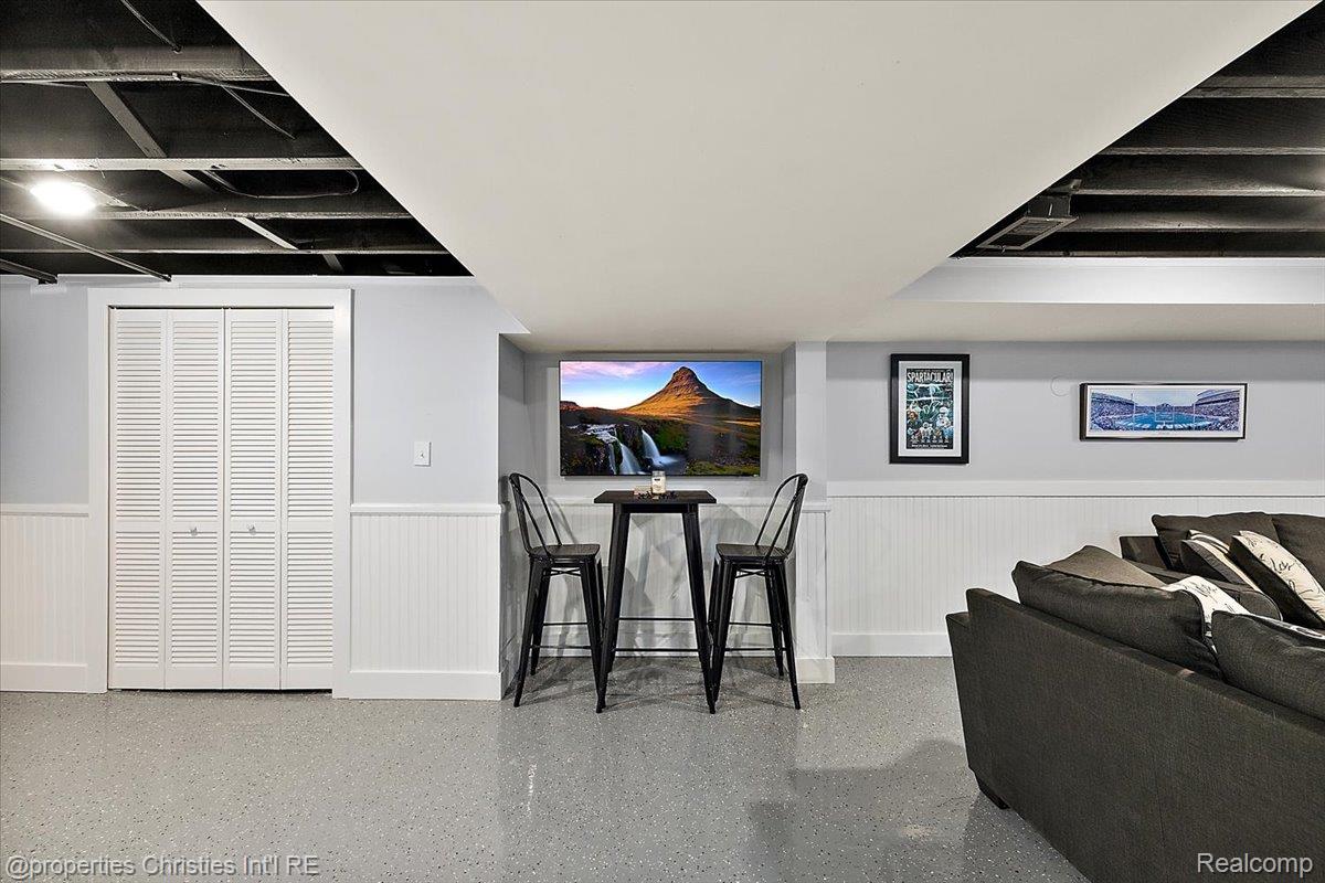 816 W Baker Avenue