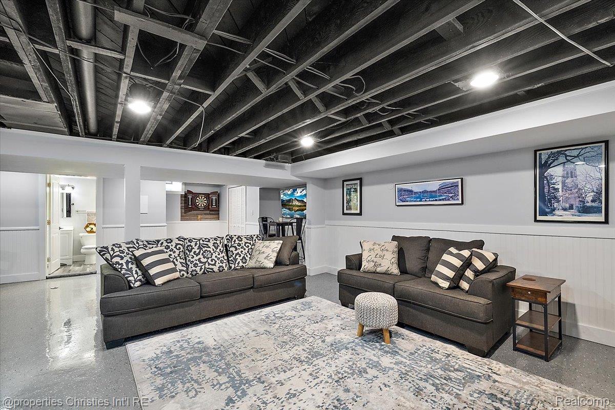 816 W Baker Avenue