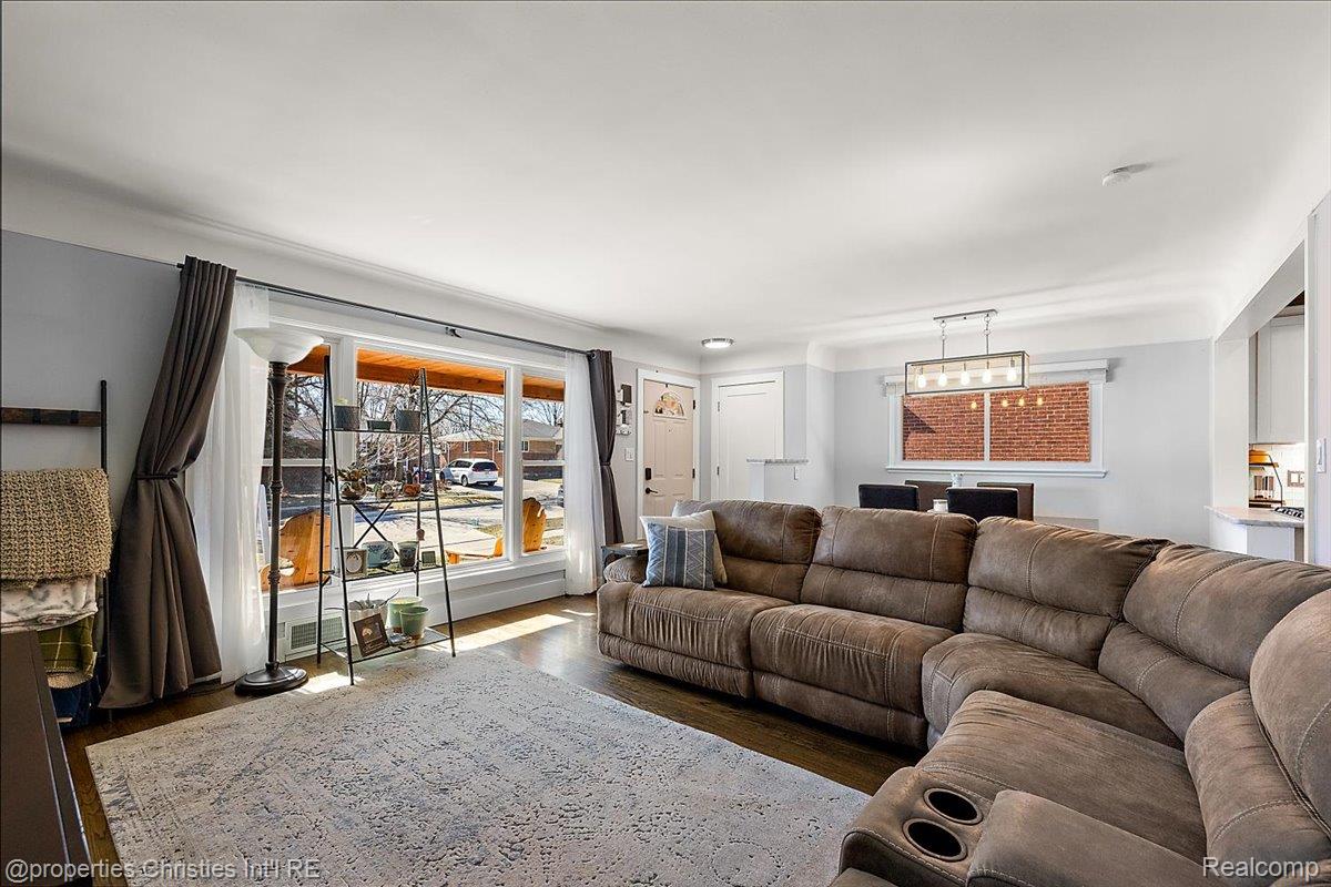 816 W Baker Avenue