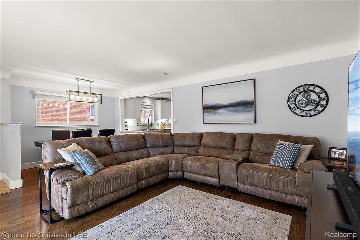 816 W Baker Avenue