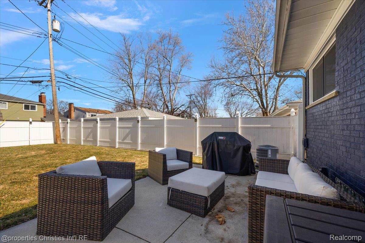 816 W Baker Avenue