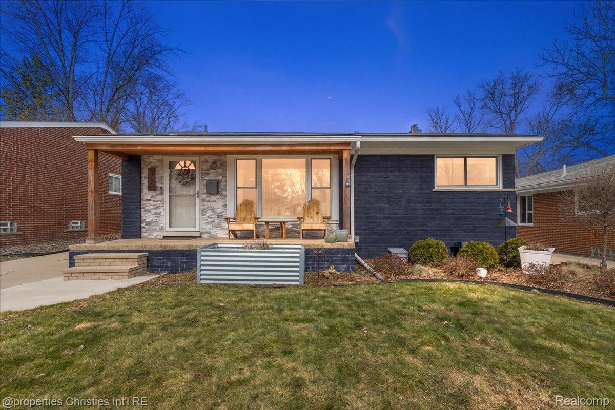 816 W Baker Avenue