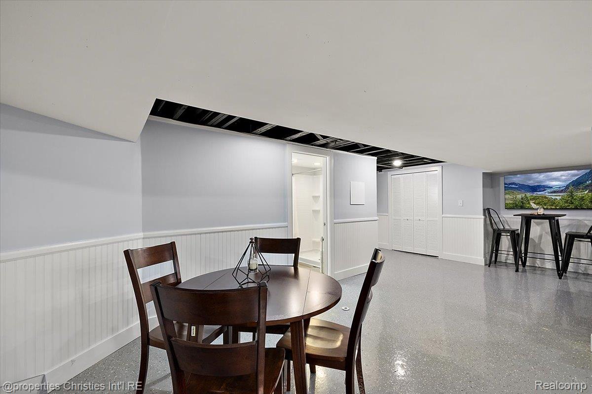 816 W Baker Avenue