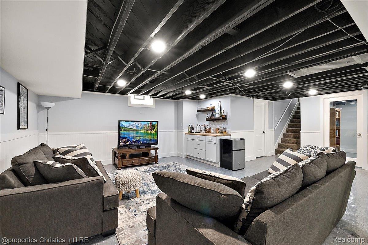 816 W Baker Avenue
