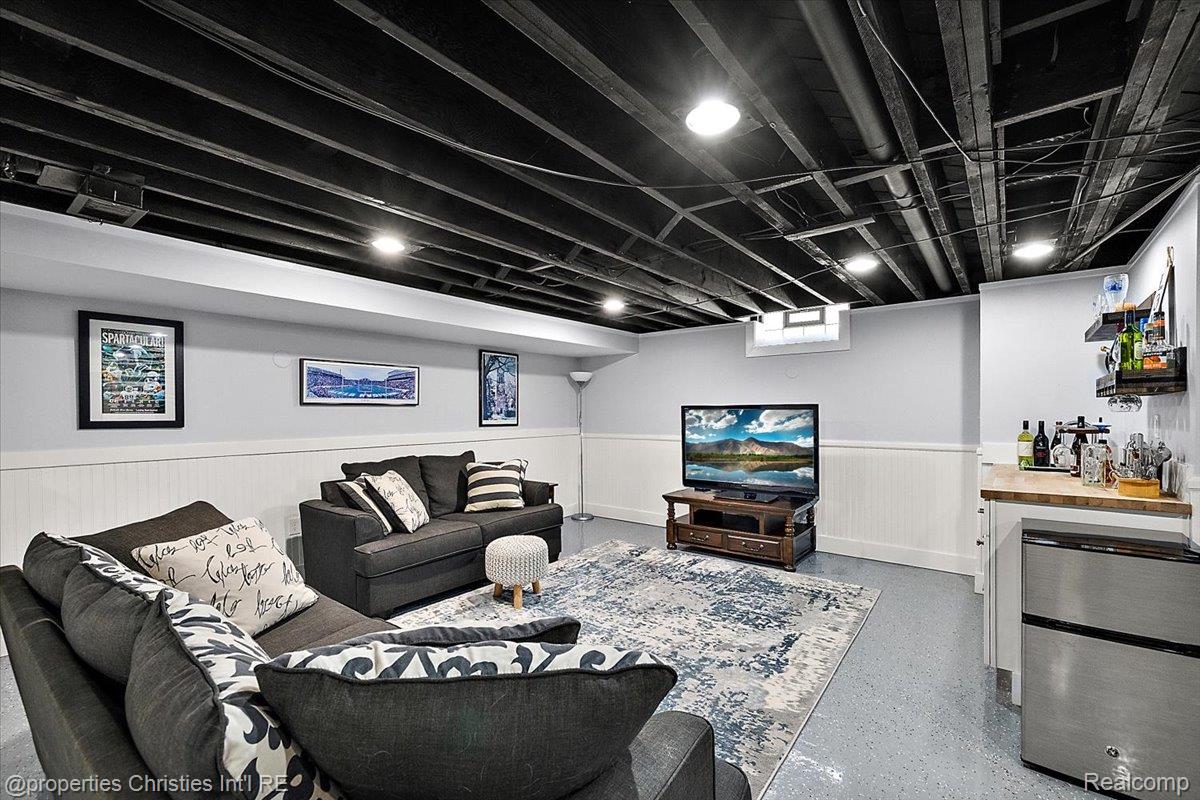 816 W Baker Avenue