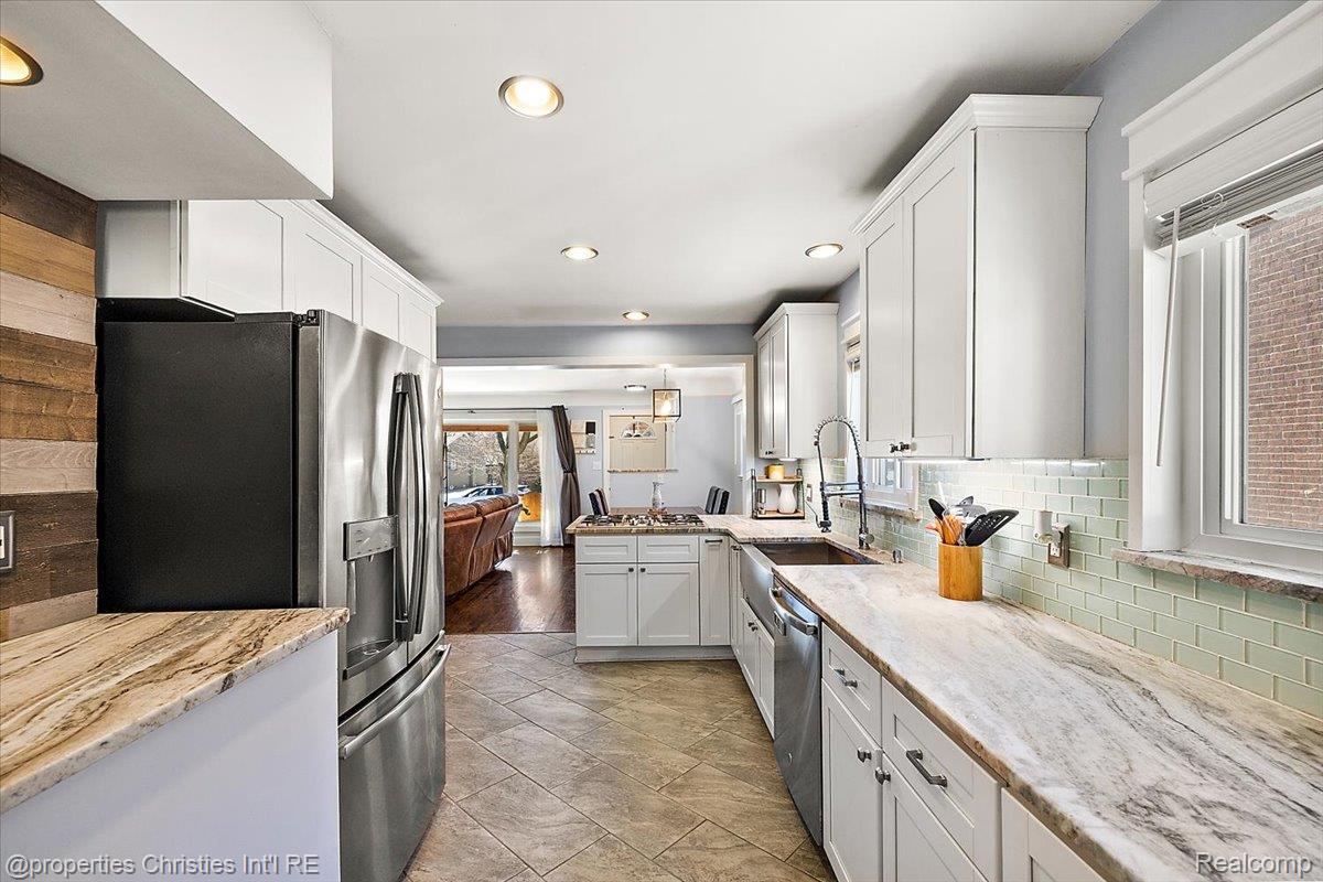 816 W Baker Avenue
