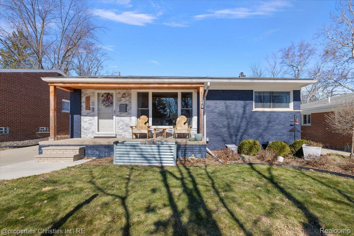 816 W Baker Avenue