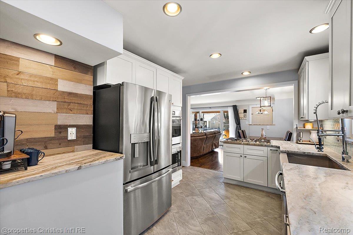 816 W Baker Avenue