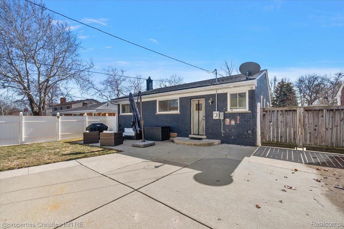 816 W Baker Avenue