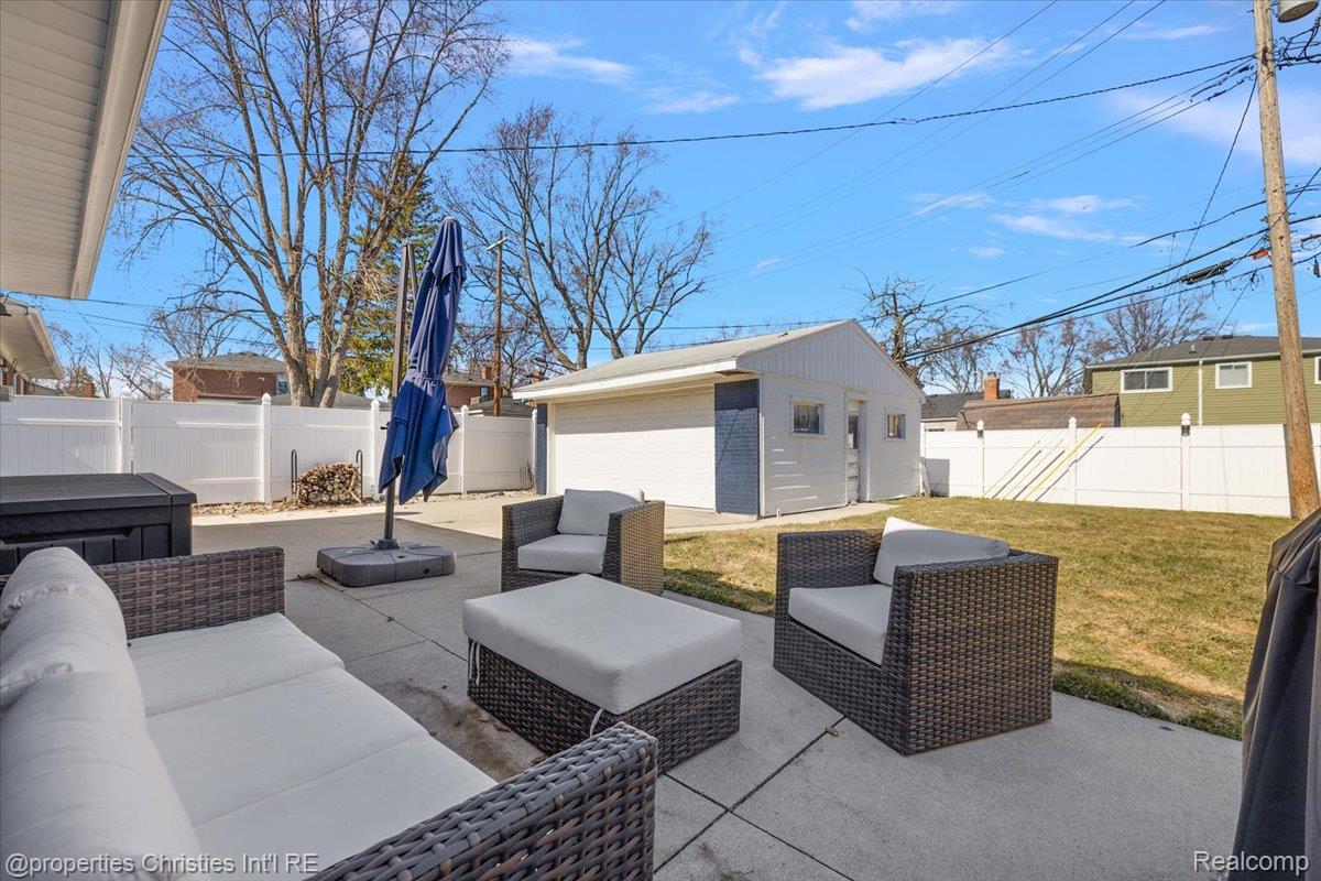 816 W Baker Avenue