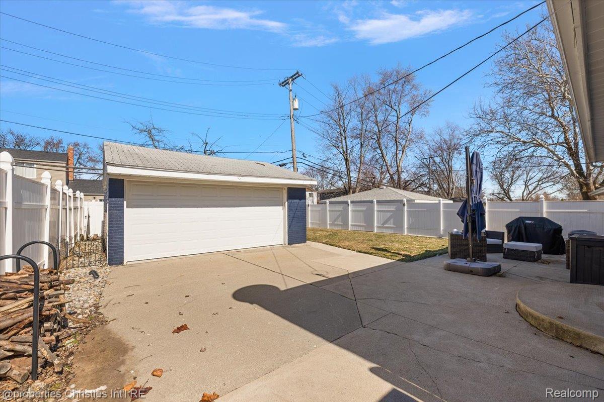 816 W Baker Avenue