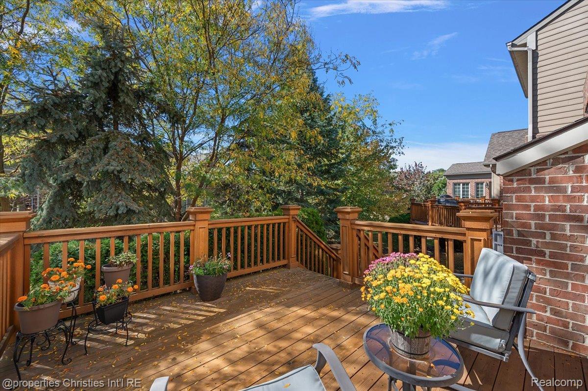 44683 Broadmoor Circle N