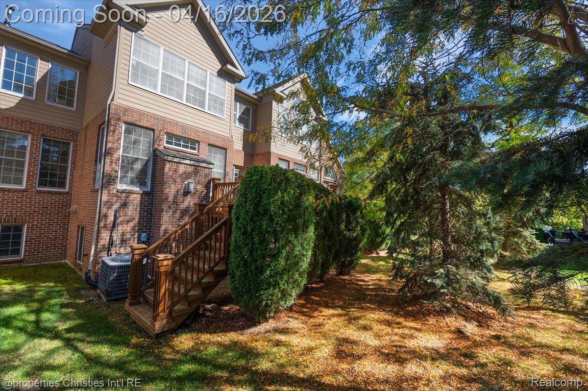 44683 Broadmoor Circle N