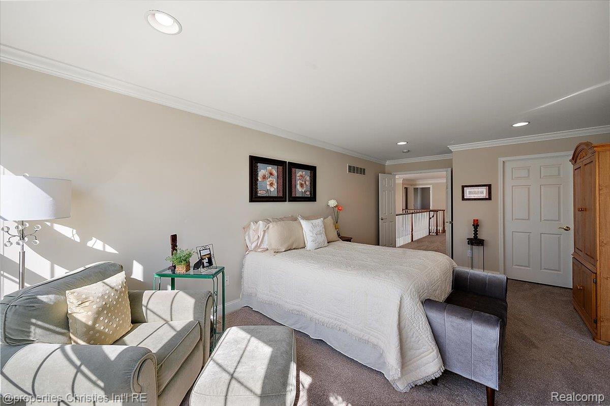 44683 Broadmoor Circle N