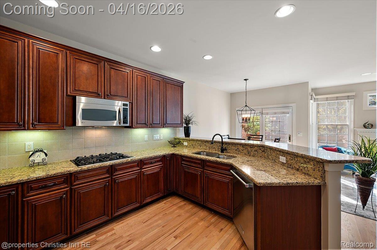 44683 Broadmoor Circle N