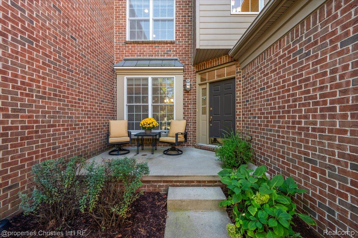 44683 Broadmoor Circle N