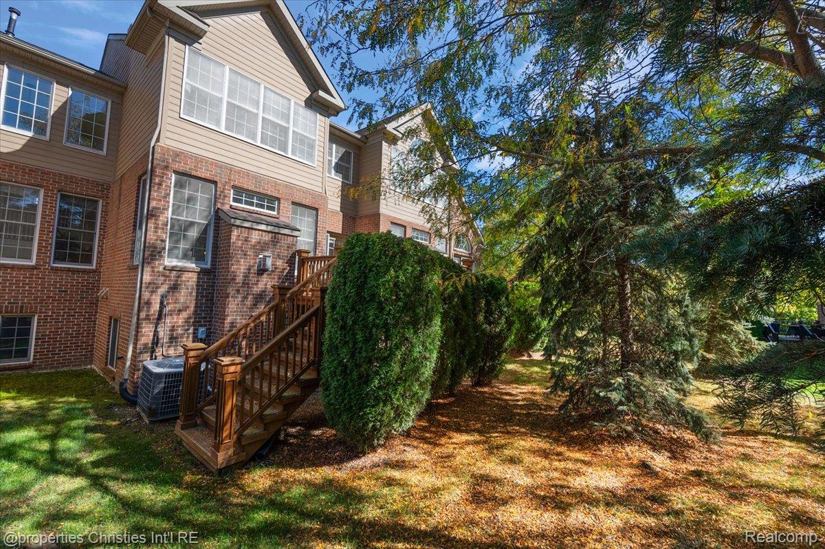 44683 Broadmoor Circle N