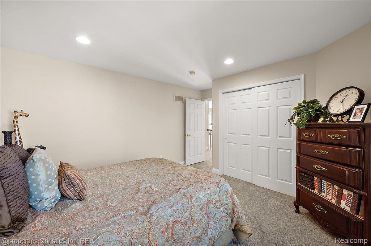 44683 Broadmoor Circle N
