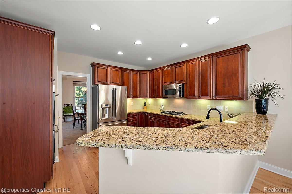 44683 Broadmoor Circle N