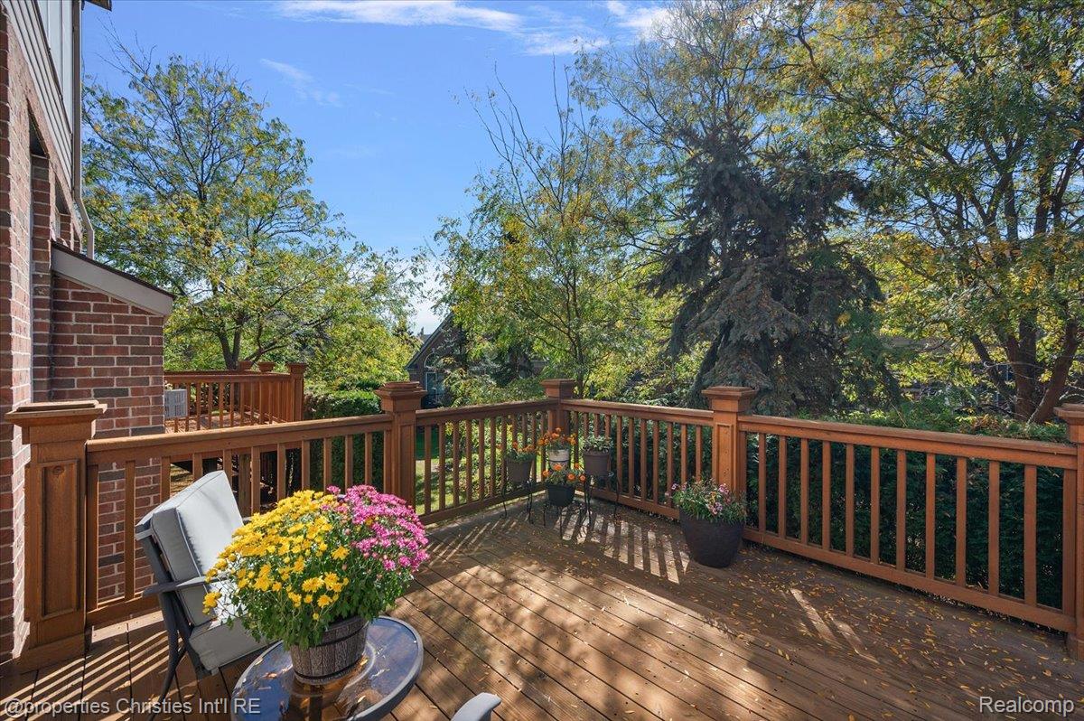 44683 Broadmoor Circle N