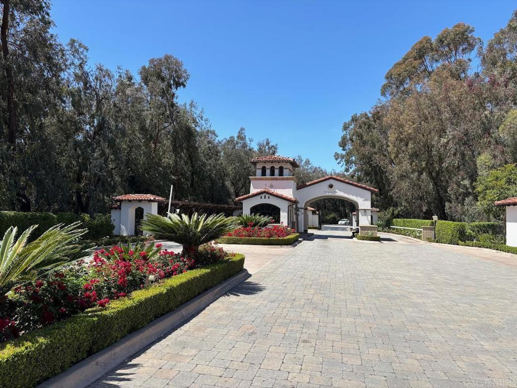 6039 Calle Camposeco