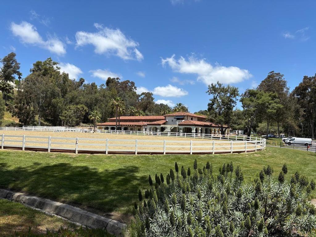 6039 Calle Camposeco