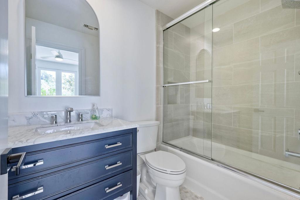 6039 Calle Camposeco