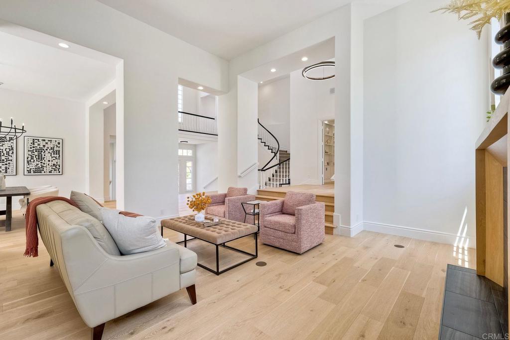 6039 Calle Camposeco