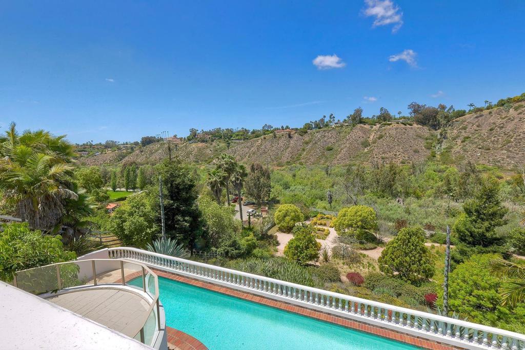 6039 Calle Camposeco